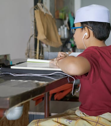 Élèves suivant un cours collectif d’arabe en ligne