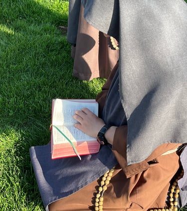 Franciscan Daughter of Mary praying
