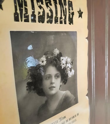 Affiche manquante d'une jeune sorcière dans la salle d'évasion