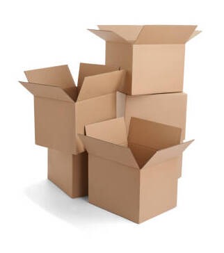 Um monte de caixas de papelão com um fundo branco.