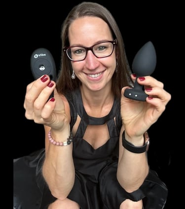 Pleasurelit Patricia holding the B-Vibe Jewel butt plug.