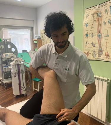 Fisioterapista esegue valutazione fisioterapica per riabilitazione post intervento a Terni