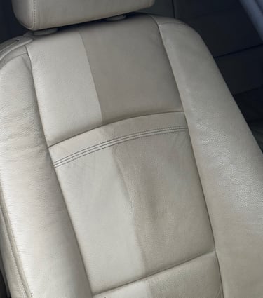 Odinė automobilio sėdynė su aiškiu skirtumu prieš ir po giluminio cheminio valymo – profesionalus sa