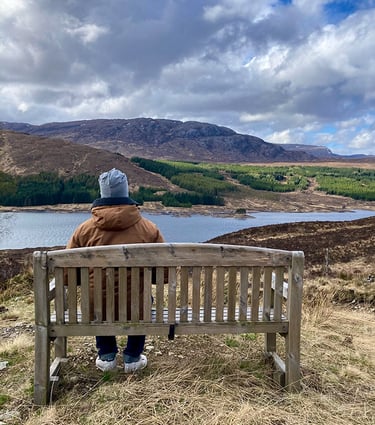 Le Lord contemplant ses terres écossaises à Glencoe