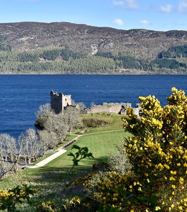 Château d'Urquhart vue du haut avec le Loch Ness en contrebas