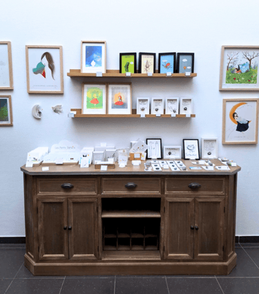 Meuble ancien en bois servant de présentoir avec des étagères murales