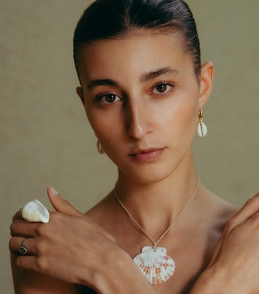 Kaunis muotokuva naisesta ja koruista valokuvattu Helsingissä