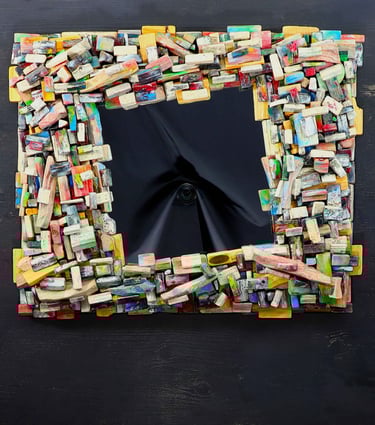 Nobler Spiegel mit kunstvollem Rahmen aus vielen kleinen, bunt gefärbten Holzscheiten.