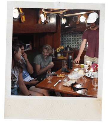 Repas dans un vieux gréement