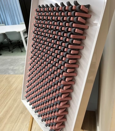 Akustinės dekoratyvinės panelės rėmeliuose DECOSONA su individualiai išpjaustomais raštais