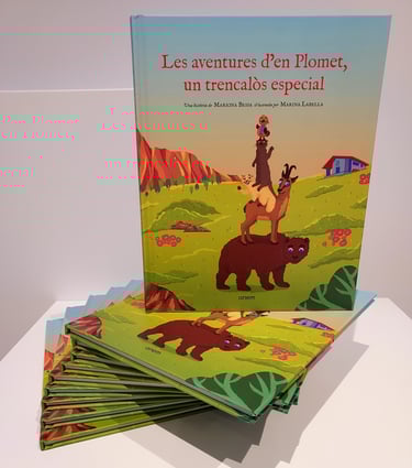 Catalan children's book cover featuring animals stacked on a bear in a mountain landscape.
