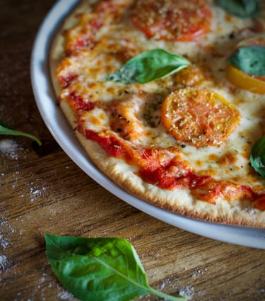 une pizza aux tomates et au fromage sur une assiette