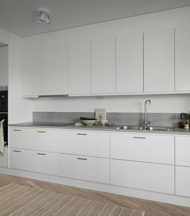 cuisine design, rénovation intérieure, cuisine blanche, plan de travail gris, style épuré