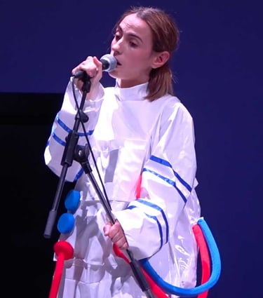 Sally (Chloé Py) chante au micro