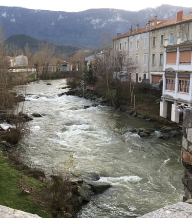 La rivière Aude traversant Quillan dans les Pyrénées