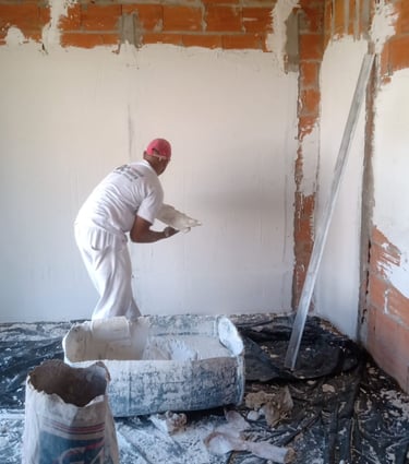 Homem fazendo revestimento em gesso