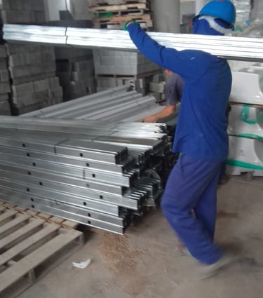 Homem carregando guia de montante Drywall