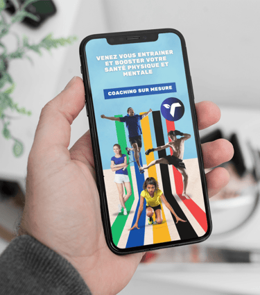 Un smartphone affichant un site web et son logo de fitness pour un coaching avec un coach.