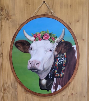 Une tête de vache Montbéliarde ornée de fleurs peinte en trompe-l'oeil dans son faux médaillon