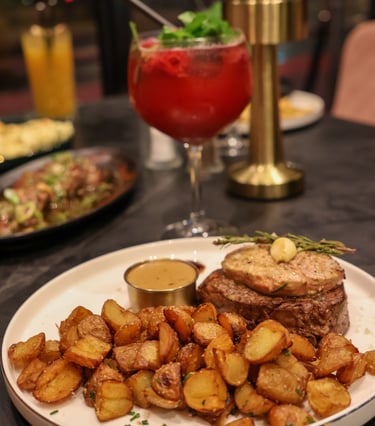 Plat signature halal avec pommes de terre rôties au restaurant La Parisienne à Nîmes
