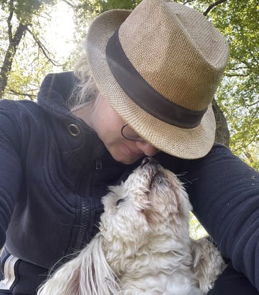 complicité entre un chien et sa propriétaire