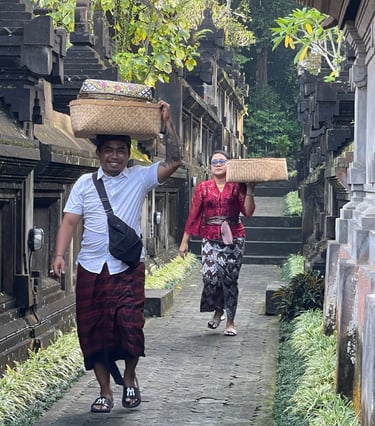 Balinais portant des offrandes sur la tête lors des cérémonies à Penglipuran.
