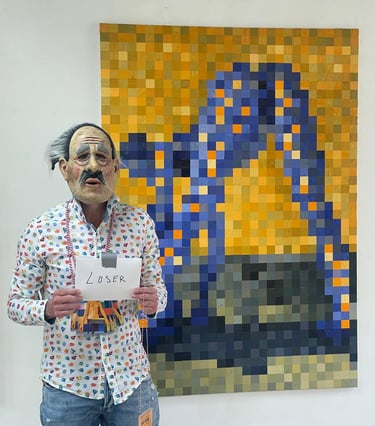 Henk Tieten Loser poseert bij kunstwerk