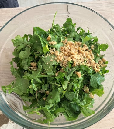 Nüsse zum Salat hinzufügen