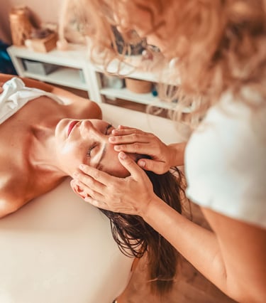 Emilia Tura wykonuje masaż twarzy w Jaworznie, metodą Lomi Lomi