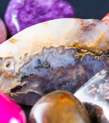 Piedras ansestrales en bruto listas para trabajar.