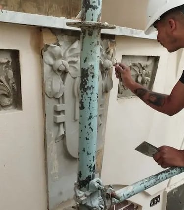 Proceso de restauración de la ornamentación del balcón de la Casa Censi realizado por Almapiedra.