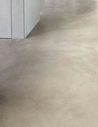 Sol en béton ciré lissé beige clair dans une cuisine moderne