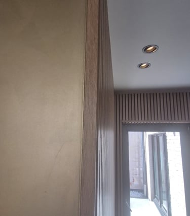 placage bois, finition mate, habillage mural, menuiserie décorative, éclairage intégré