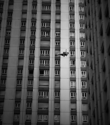Un homme chute entre les immeubles