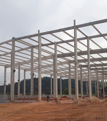 Estruturas pré-moldadas de concreto como vigas, pilares, painéis, muros e peças técnicas organizadas