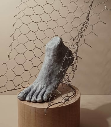 A clickable link leading to a page with further information about the sculpture 'Note to Self'