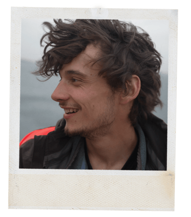 magnifique jeune homme les cheveux au vent