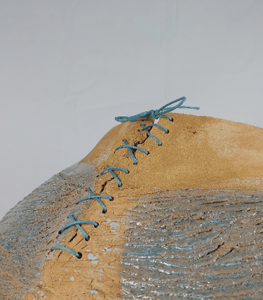 Détail de la sculpture amphore en grès roux: partie reprisée