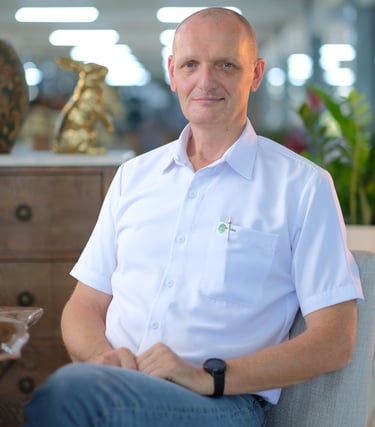 Founder of KG Consulting overseeing furniture quality inspection in Indonesia