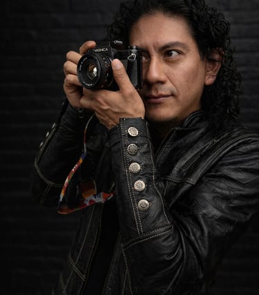 hombre mirando por el lente de una cámara fotográfica