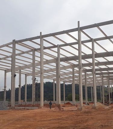 Estruturas pré-moldadas de concreto como vigas, pilares, painéis, muros e peças técnicas organizadas