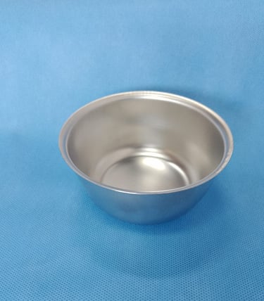 Cúpula cirúrgica utilizada para reunir agulhas e soluções, sobre tecido azul estéril.