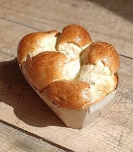 une brioche tressée artisanale