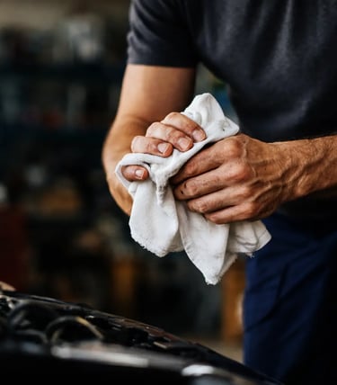 Mani di meccanico in officina, concept visivo Hulemex su manutenzione, impegno e affidabilità.