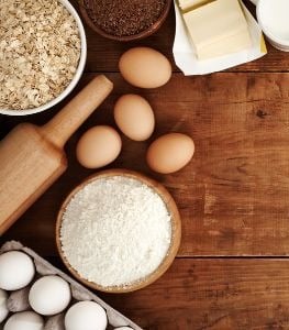 des ingrédients et ustensiles de cuisine sur un plan de travail en bois