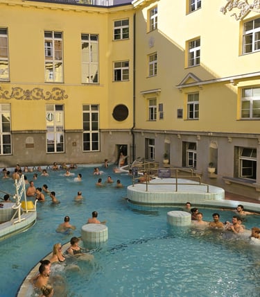 Basen zewnętrzny w termach Lukács