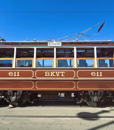 Zabytkowy tramwaj na Moście Wolności