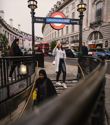 turista em Londres em frente à estação do metrô Underground em Piccadilly Circus