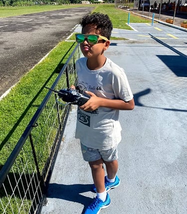 Jovem iniciando no aeromodelismo