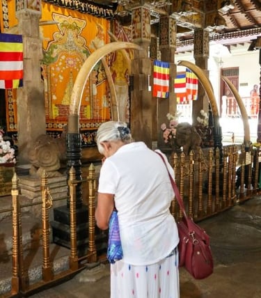 kandy-tempio-del-dente-preghiera